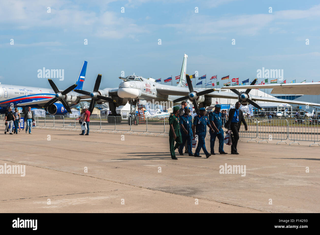 Moskau, Russland. 26. August 2015. Die zwölften internationalen Moskau Luft-und Show MAKS 2015 eröffnete am 25. August 2015 in Schukowski-Stadt in der Region Moskau. Die Show soll die russische Luft-und Errungenschaften zu demonstrieren, Verträge und internationale Projekte zu verhandeln. Fremde Heere Offiziere im static Display der Flugshow. Strategische Bomber Tupolew Tu-95 (Bär) im Hintergrund Credit: Alex Bilder / Alamy Live News Stockfoto