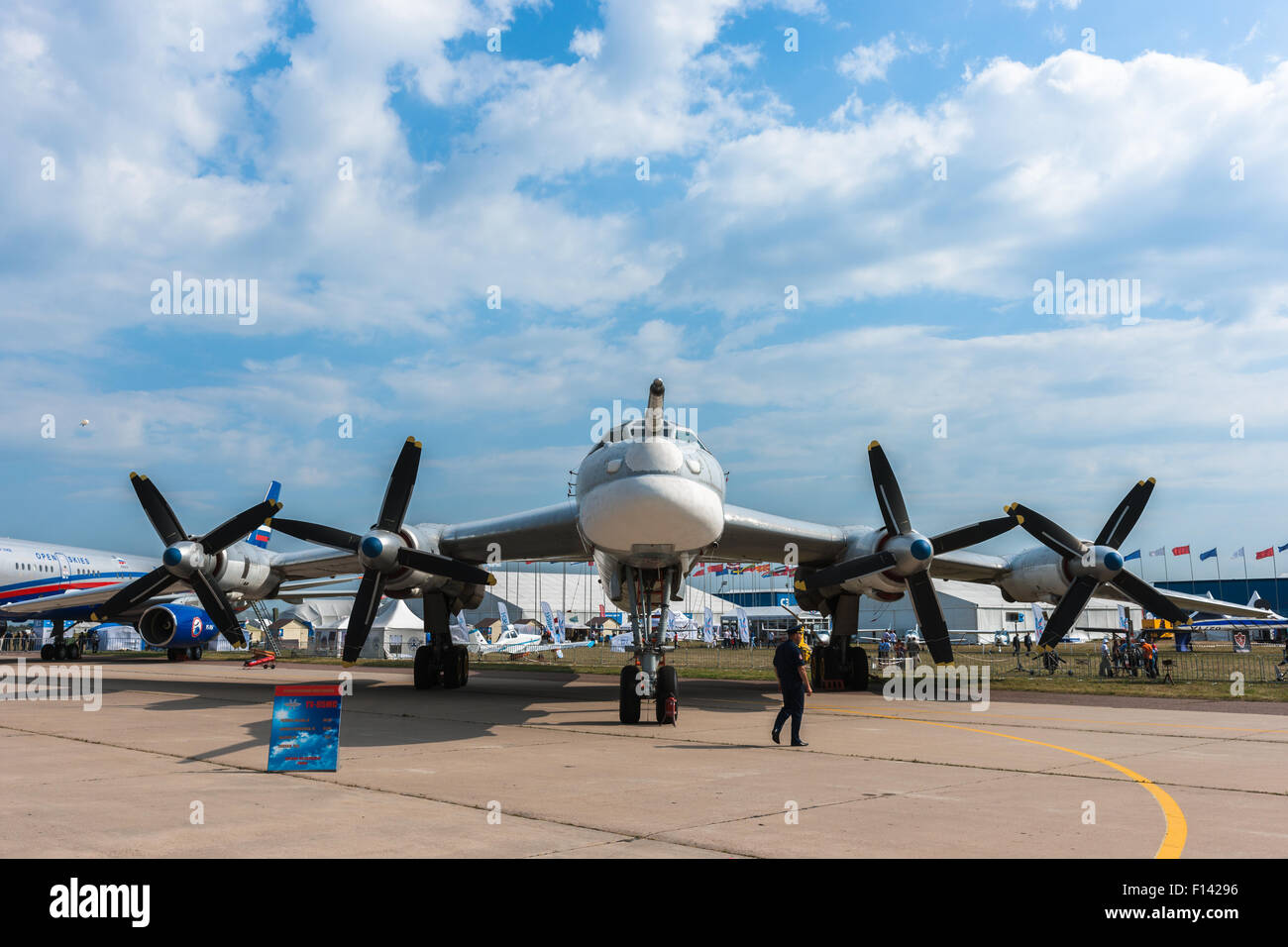 Moskau, Russland. 26. August 2015. Die zwölften internationalen Moskau Luft-und Show MAKS 2015 eröffnete am 25. August 2015 in Schukowski-Stadt in der Region Moskau. Die Show soll die russische Luft-und Errungenschaften zu demonstrieren, Verträge und internationale Projekte zu verhandeln. Strategische Bomber Tupolew Tu-95 (Bär) im static Display auf den historischen Teil der Luft zeigen Credit: Alex Bilder / Alamy Live News Stockfoto