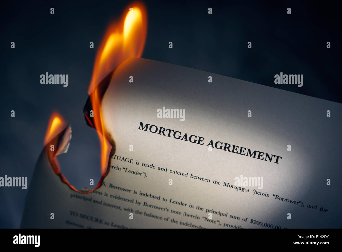 Nahaufnahme der Hypothek Darlehen Vereinbarung brennen. Konzept-Schuss der Freiheit von Schulden und neue Anfänge Stockfoto