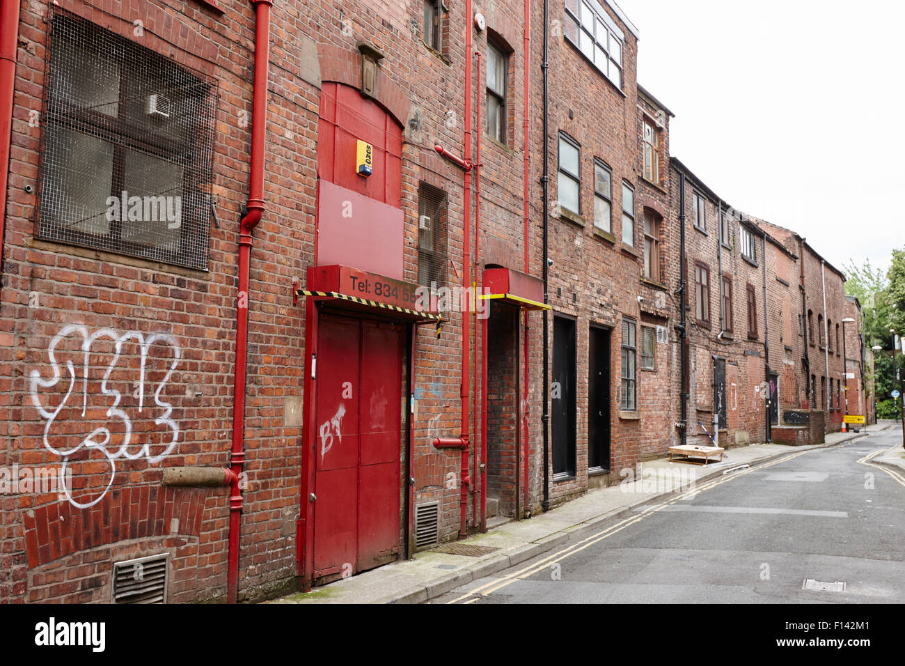 roten Backsteingebäude im schmalen hinteren Turner Straße Northern Quarter Manchester uk Stockfoto