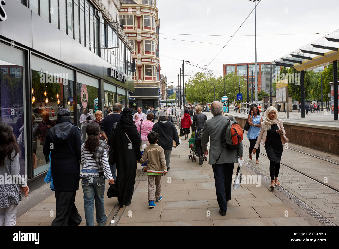 Multi-kulturellen und Multi-ethnischen Shopper in City centre Manchester UK Stockfoto