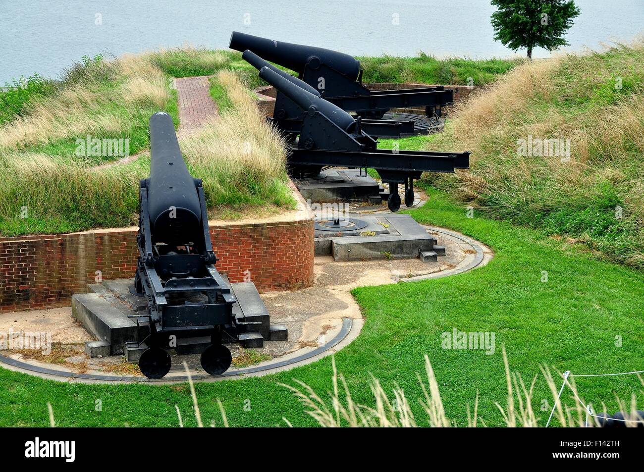 Baltimore, Maryland: Massiven Kanonen angebrachten schwenkbaren Räder Gesicht Chesapeake Bay bei Fort McHenry Stockfoto