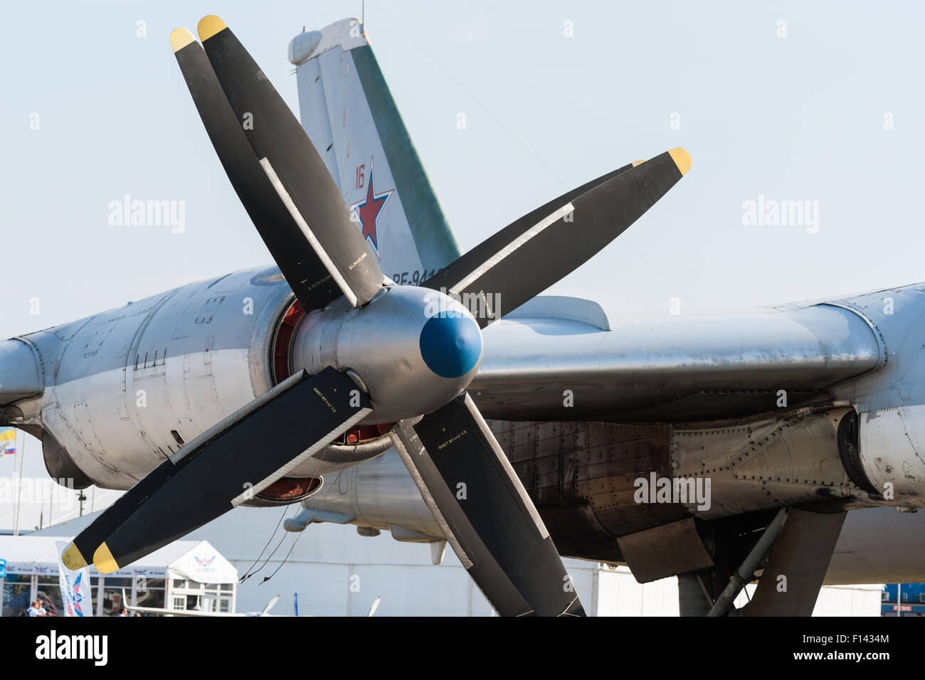 Moskau, Russland, Mittwoch, 26. August 2015. Die zwölften internationalen Moskau Luft-und Show MAKS 2015 eröffnete am 25. August 2015 in Schukowski-Stadt in der Region Moskau. Die Show soll die russische Luft-und Errungenschaften zu demonstrieren, Verträge und internationale Projekte zu verhandeln. Propeller der Turboprop-Triebwerk des strategischen Bombers Tupolew Tu-95 (Bär) auf dem Display auf den historischen Teil der Flugshow. Bildnachweis: Alex Bilder/Alamy Live-Nachrichten Stockfoto