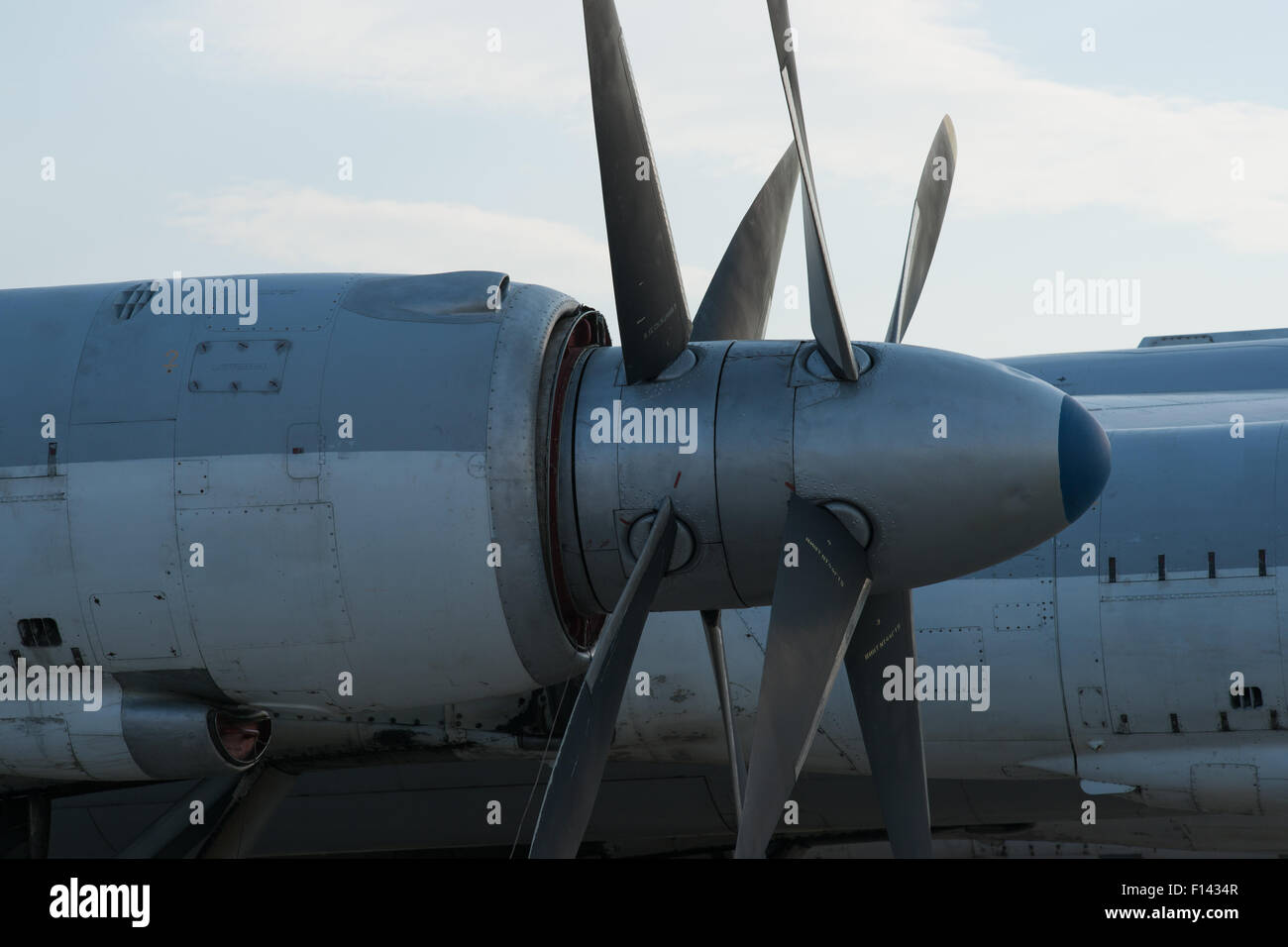 Moskau, Russland, Mittwoch, 26. August 2015. Die zwölften internationalen Moskau Luft-und Show MAKS 2015 eröffnete am 25. August 2015 in Schukowski-Stadt in der Region Moskau. Die Show soll die russische Luft-und Errungenschaften zu demonstrieren, Verträge und internationale Projekte zu verhandeln. Propeller der Turboprop-Triebwerk des strategischen Bombers Tupolew Tu-95 (Bär) auf dem Display auf den historischen Teil der Flugshow. Bildnachweis: Alex Bilder/Alamy Live-Nachrichten Stockfoto