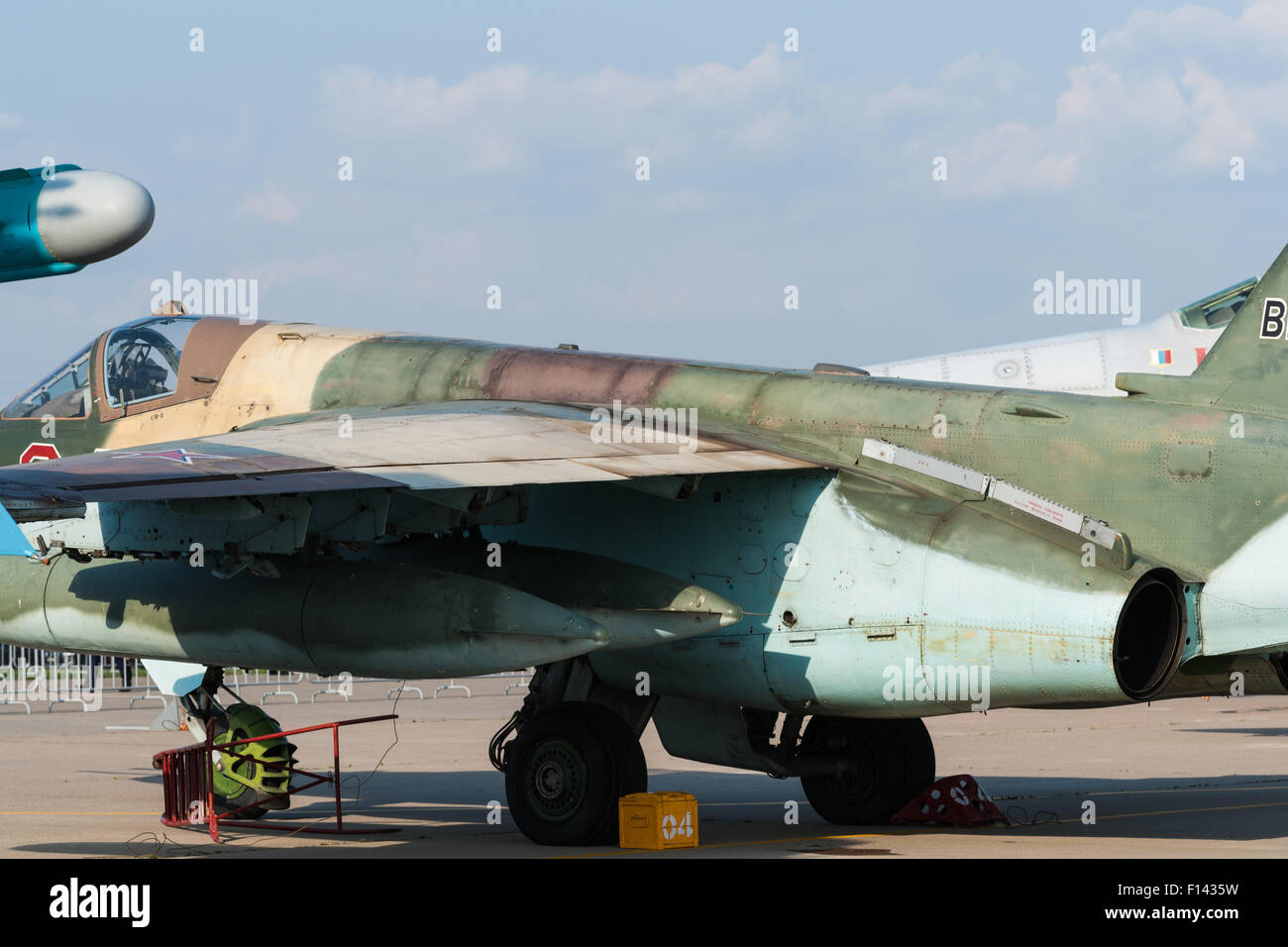 Moskau, Russland, Mittwoch, 26. August 2015. Die zwölften internationalen Moskau Luft-und Show MAKS 2015 eröffnete am 25. August 2015 in Schukowski-Stadt in der Region Moskau. Die Show soll die russische Luft-und Errungenschaften zu demonstrieren, Verträge und internationale Projekte zu verhandeln. Suchoi Su-25 (Frogfoot) einsitzigen zweistrahlige Jet Angriff und enge Luft unterstützen Flugzeuge auf dem Display an der Airshow. Bildnachweis: Alex Bilder/Alamy Live-Nachrichten Stockfoto