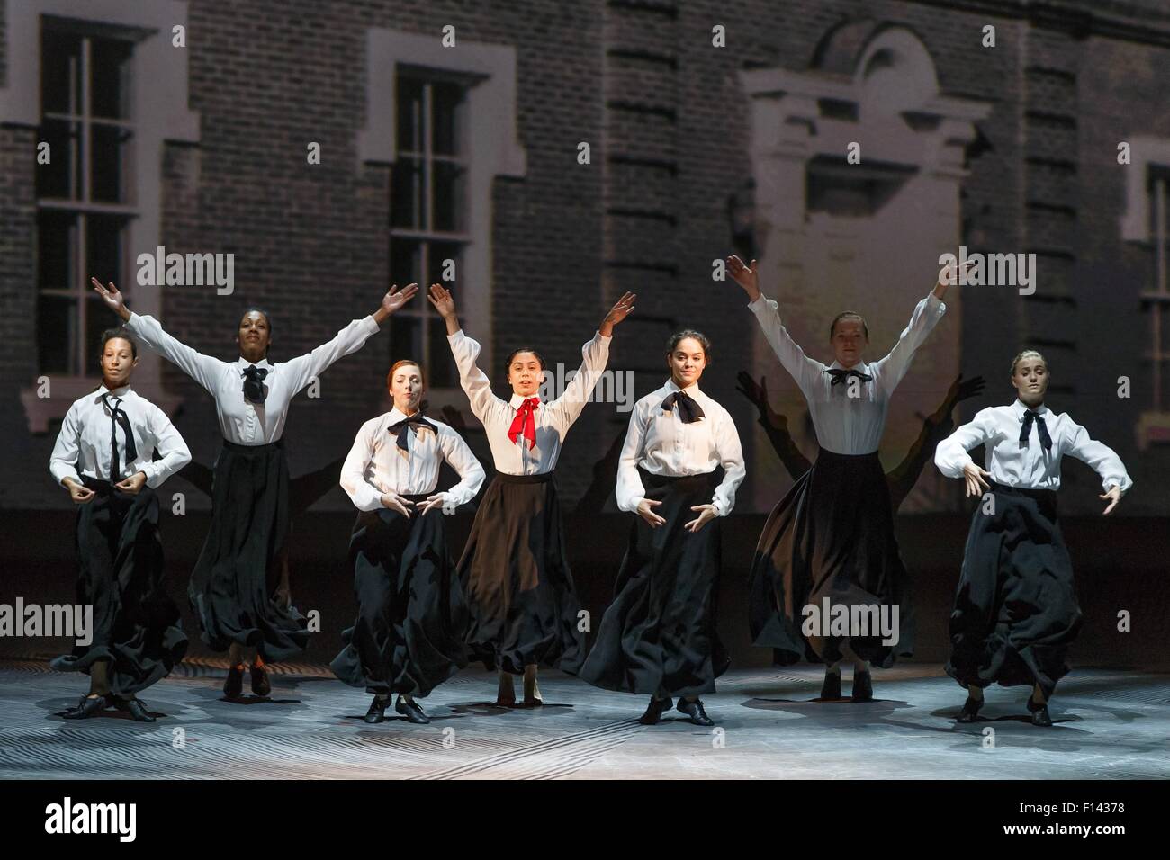 New York, NY, USA. 26. August 2015. Die Tänzer des Pearl in Anwesenheit für spezielle Presse Vorschau Of The neue Tanz spektakuläre PEARL, David H. Koch Theater im Lincoln Center, New York, NY 26. August 2015. Bildnachweis: Jason Smith/Everett Collection/Alamy Live-Nachrichten Stockfoto