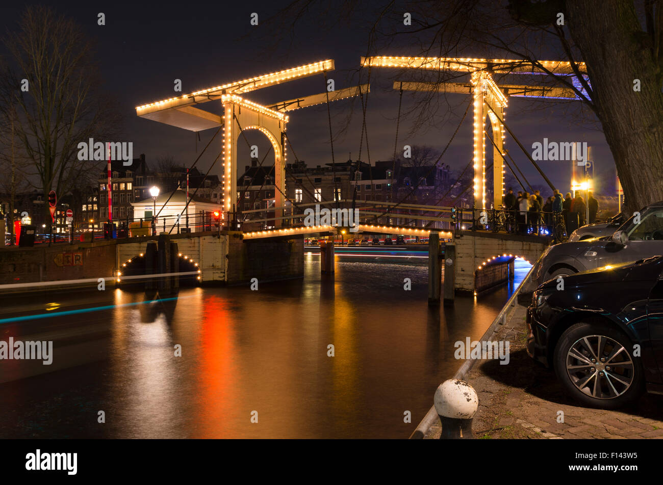 NightShot einer beleuchteten Brücke in Amsterdam, Niederlande Stockfoto