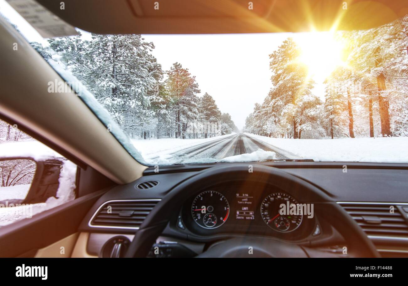Vereiste Straße Winter fahren. Winterlichen Bedingungen auf der Straße mit sonnigen Himmel. Die Sicht des Fahrers. Stockfoto