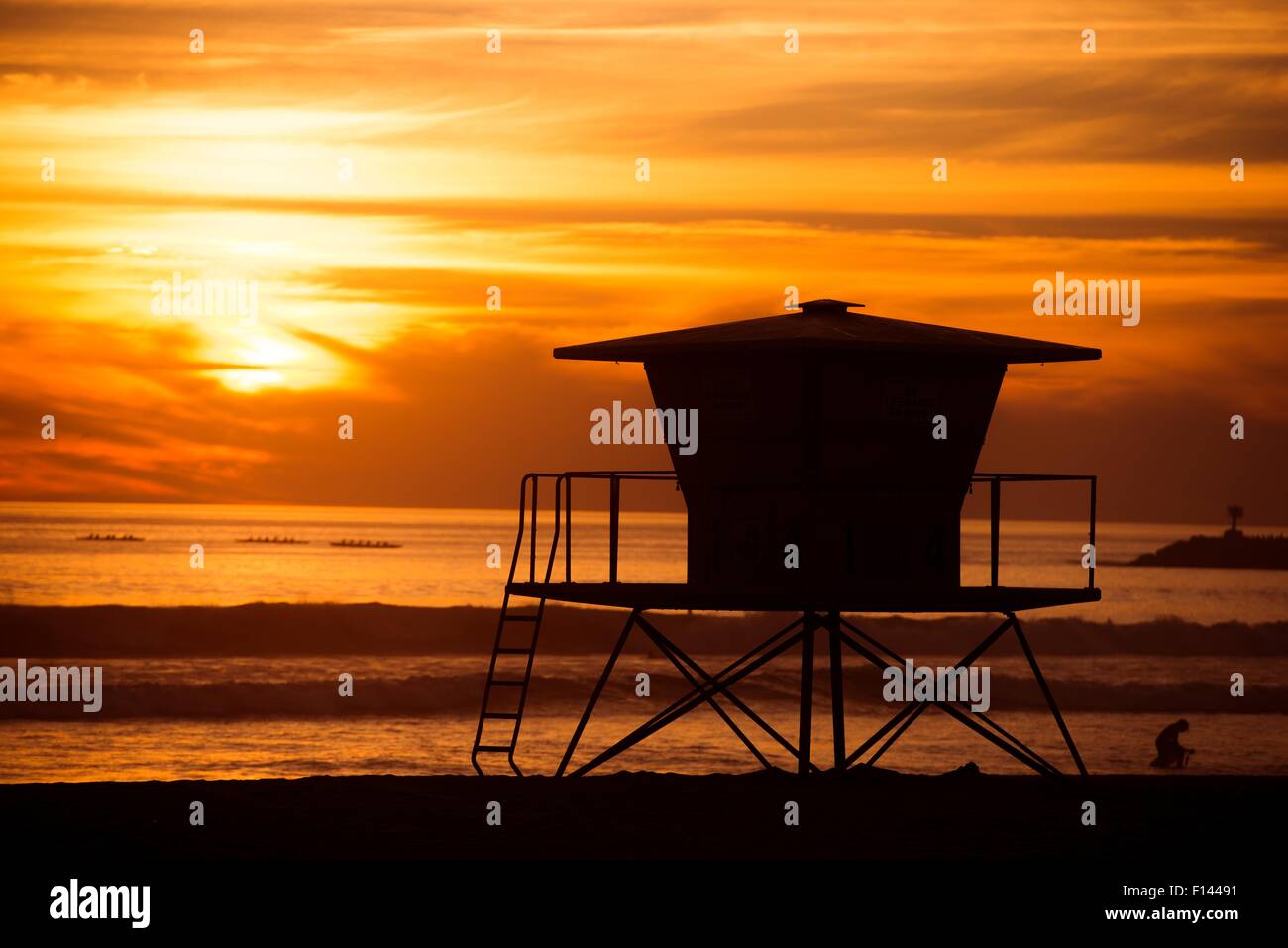 Lifeguard Tower Sonnenuntergang Silhouette Landschaft. Kalifornien, Oceanside Strand bei Sonnenuntergang. Stockfoto