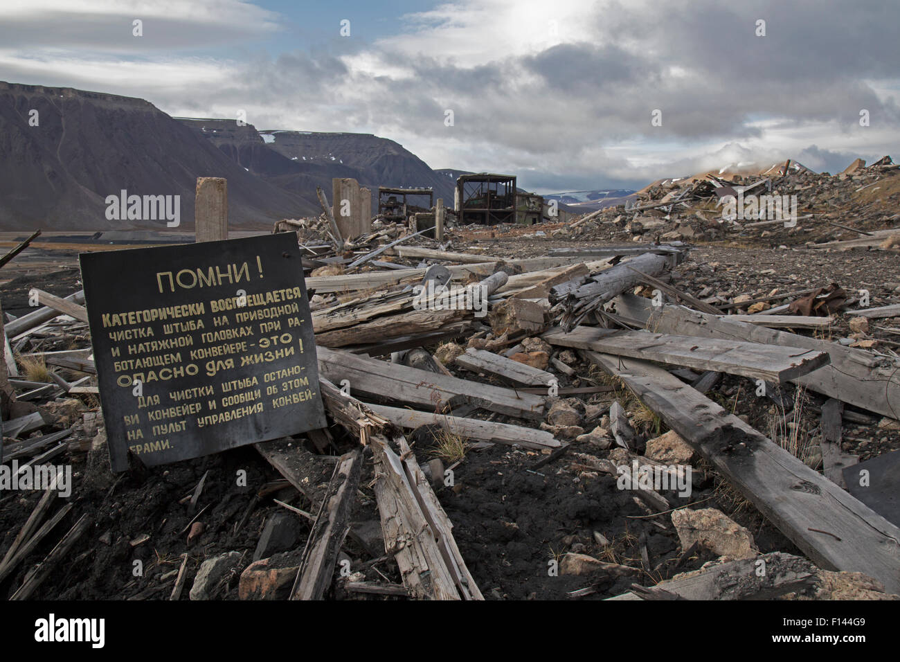 Schild Warnung vor Gefahren an den verlassenen Bergbau Stadt der Pyramiden auf Spitzbergen. Stockfoto