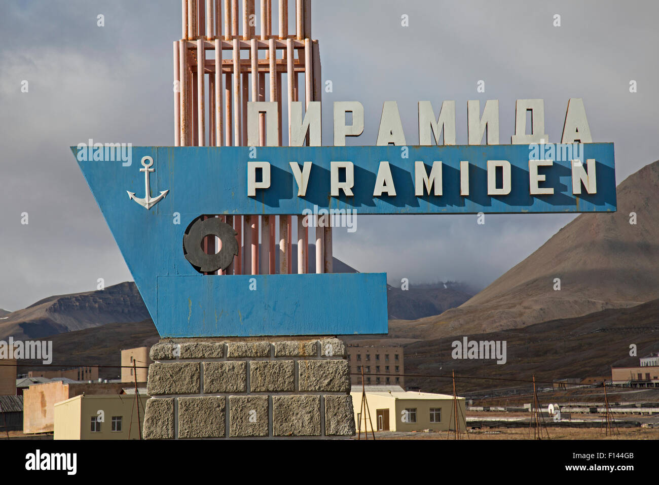 Zeichen Posten bei der verlassenen Bergbau Stadt der Pyramiden auf Spitzbergen. Stockfoto