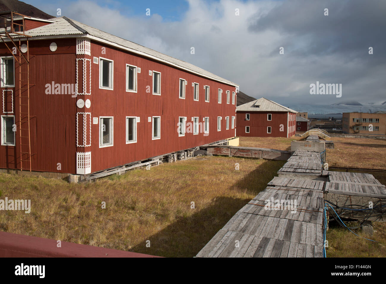 Gebäude in der verlassenen Bergbau Stadt der Pyramiden auf Spitzbergen. Stockfoto