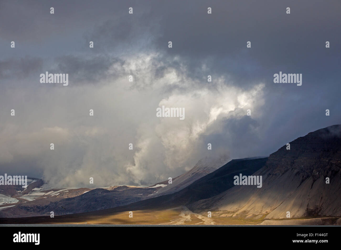 Gewitterwolken über Svalbard aufgebauten. Stockfoto