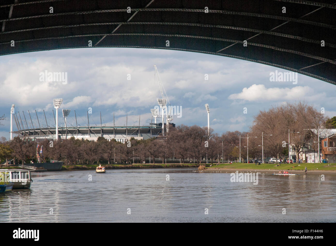 Melbourne Cricket Ground (MCG) über den Yarra River an der Princes Bridge, Melbourne Stockfoto