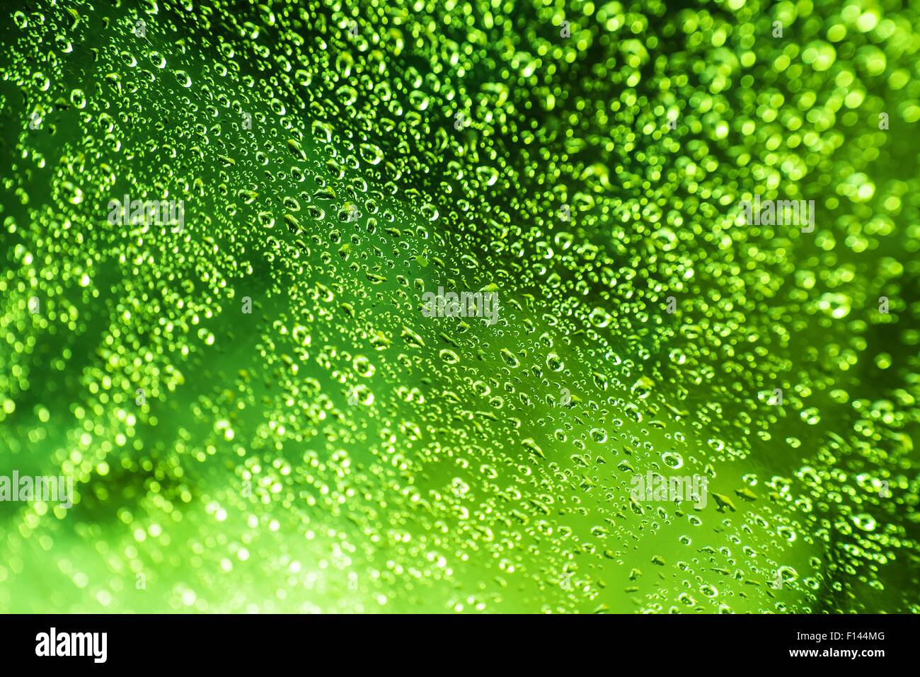 Grünes Wasser Perlen Hintergrund. Feuchten Glas Fotohintergrund. Stockfoto