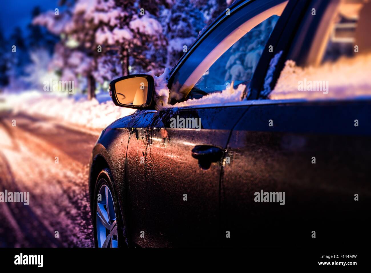 Winter Night Drive. Reisen mit dem Auto bei winterlichen Bedingungen. Wintersaison auf der Straße. Stockfoto