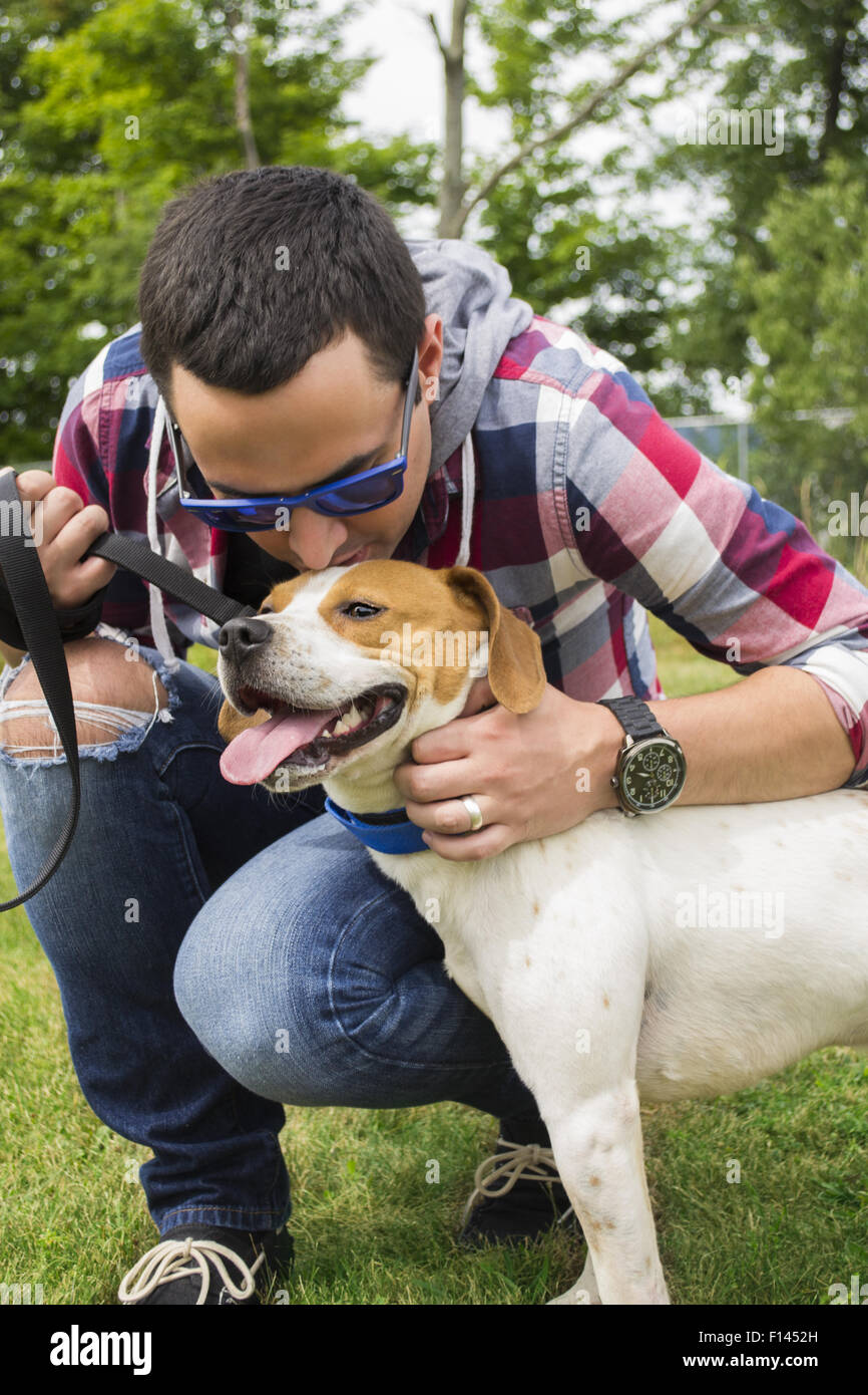 Hundeliebhaber gibt seinem Haustier A Kiss Stockfoto