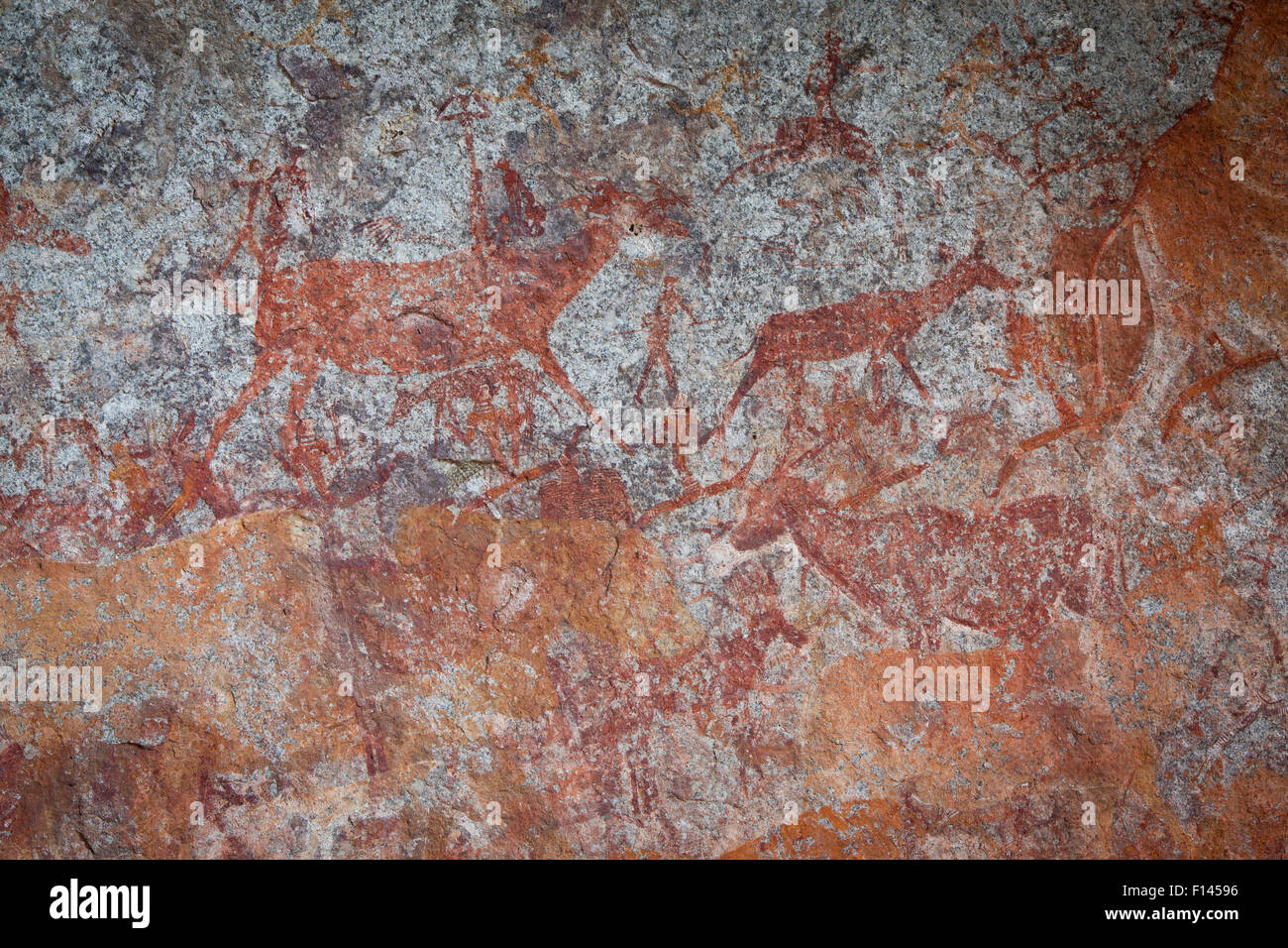 Menschliche Figuren und Tiere dargestellt in San Buschmann Felszeichnungen, schätzungsweise rund 2000 Jahre alt, Nswatugi Höhle, Matobo National Park, Simbabwe, November 2011. Stockfoto