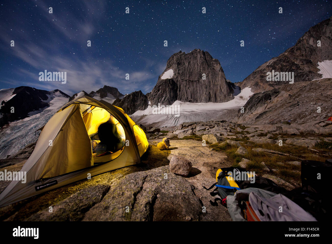 Campingplatz in der Nacht, Applebee Camp im Bugaboo Provincial Park, British Columbia, Canada, August 2013. -Modell veröffentlicht. Stockfoto