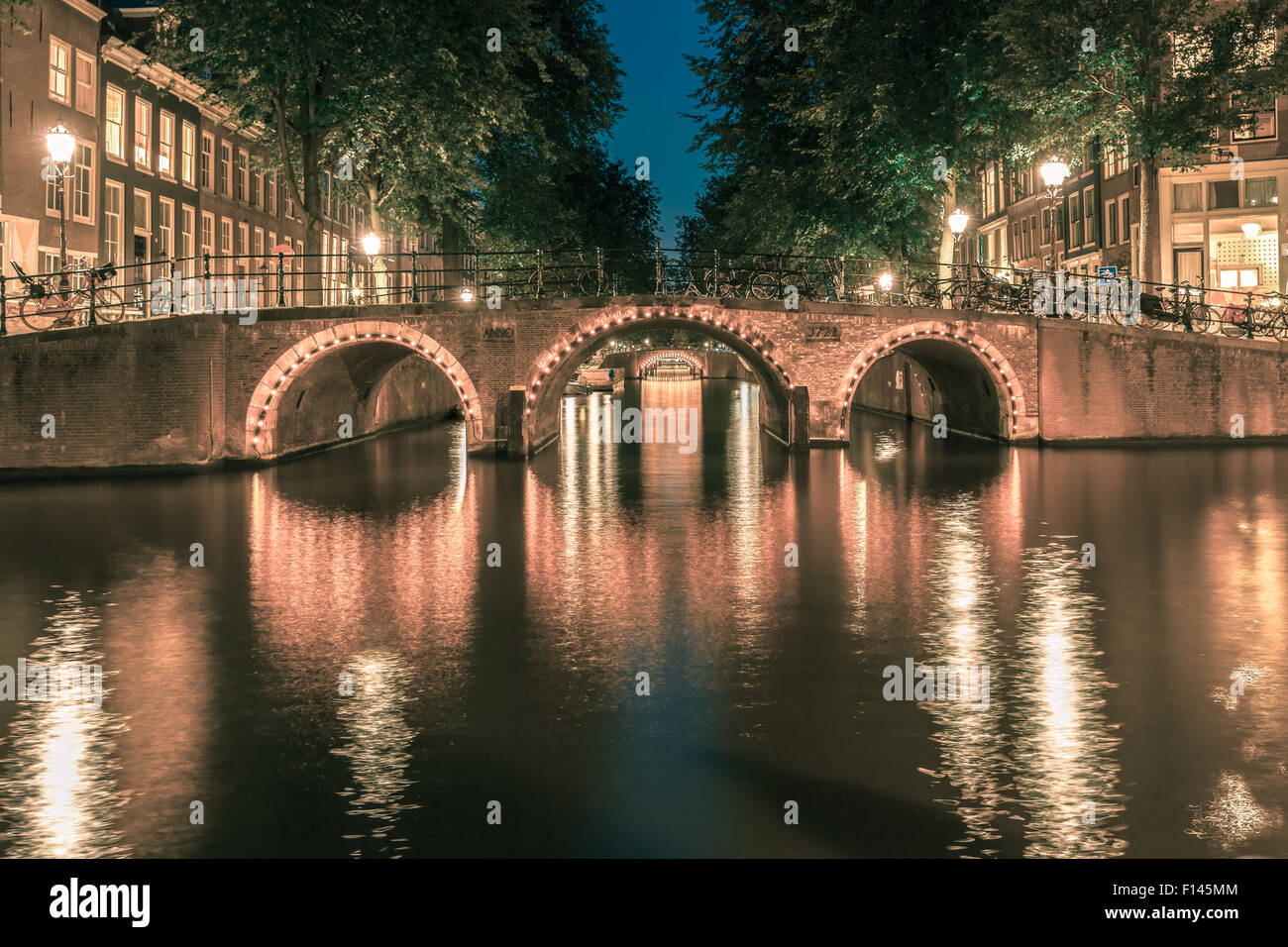 Nacht Amsterdamer Grachten und sieben Brücken Stockfoto