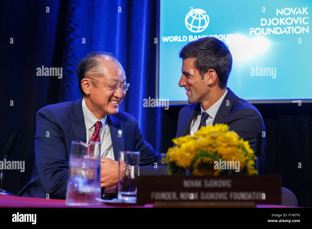 New York, USA. 26. August 2015. (Jim Yong Kim(L), Präsident der Weltbank und Novak Djokovic unterzeichnen ein Memorandum of Understanding zwischen der Weltbank und der Novak Djokovic-Stiftung an der United Nations Children Fund(UNICEF) Hauptquartier in New York. Welt Nr. 1 Tennisspieler, die Novak Djokovic am Mittwoch mit der United Nations Children zusammen's Fund (UNICEF) und der Weltbank auf die Frage der frühkindlichen Entwicklung aufmerksam machen. Bildnachweis: Xinhua/Alamy Live-Nachrichten Stockfoto