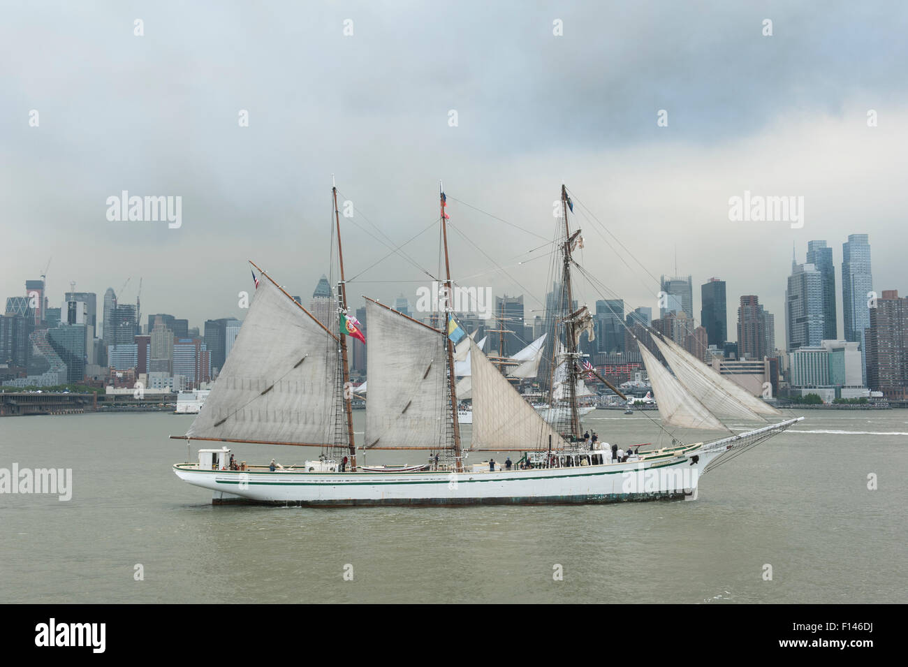 Gazela, eine portugiesische Barkentine, auf dem Hudson River in New York City für Op Sail im Jahr 2012. Stockfoto