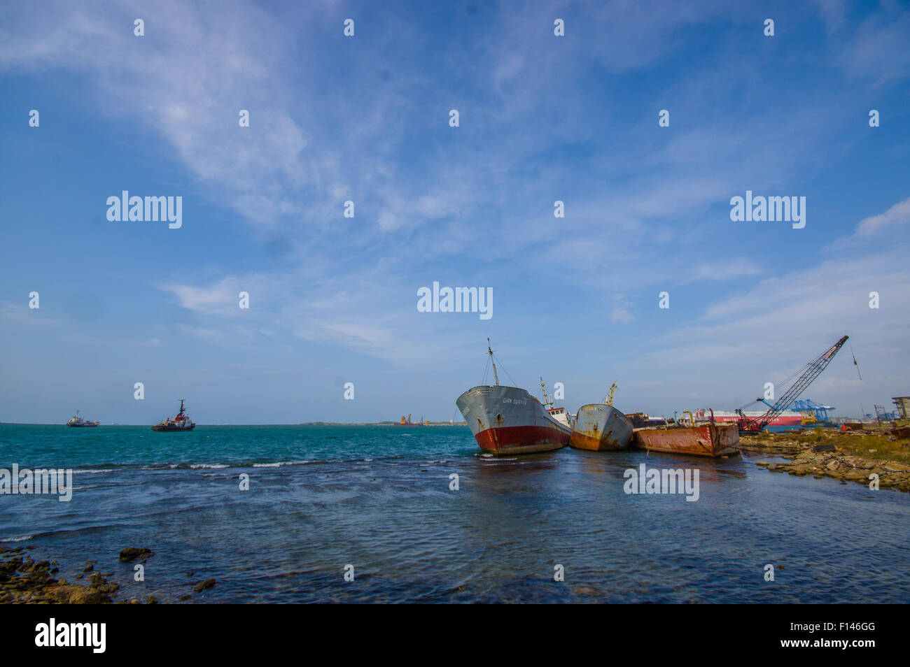 Boote, die über die Wiedergutmachung neben den Panama-Kanal Stockfoto