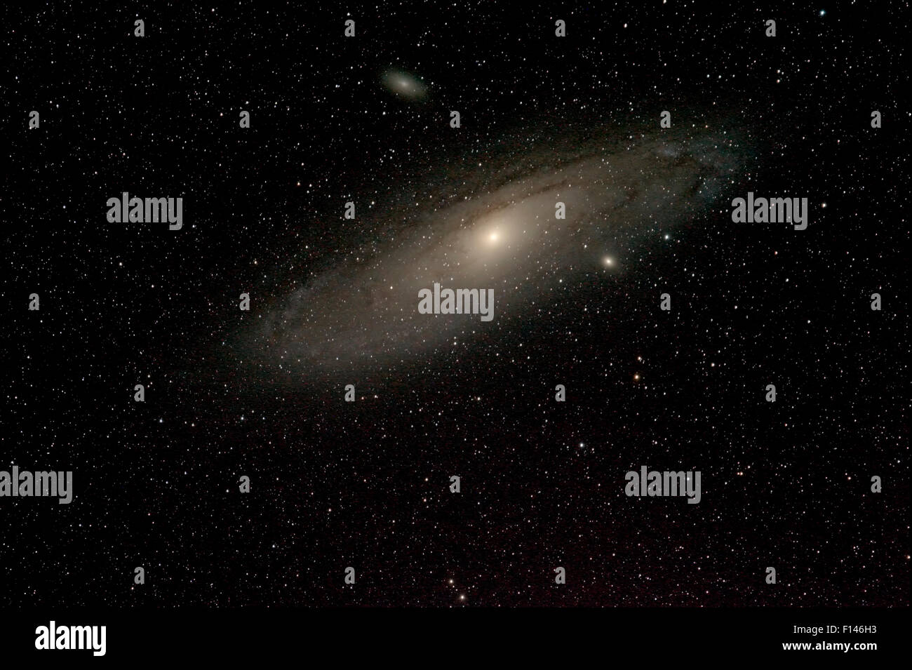 Andromeda-Galaxie und und Schwester Galaxien M110 oben und unten M32. Ost-Colorado, USA, 6. / 7. September 2013 entnommen. Aufnahme mit Digitalbild zu stapeln. Stockfoto