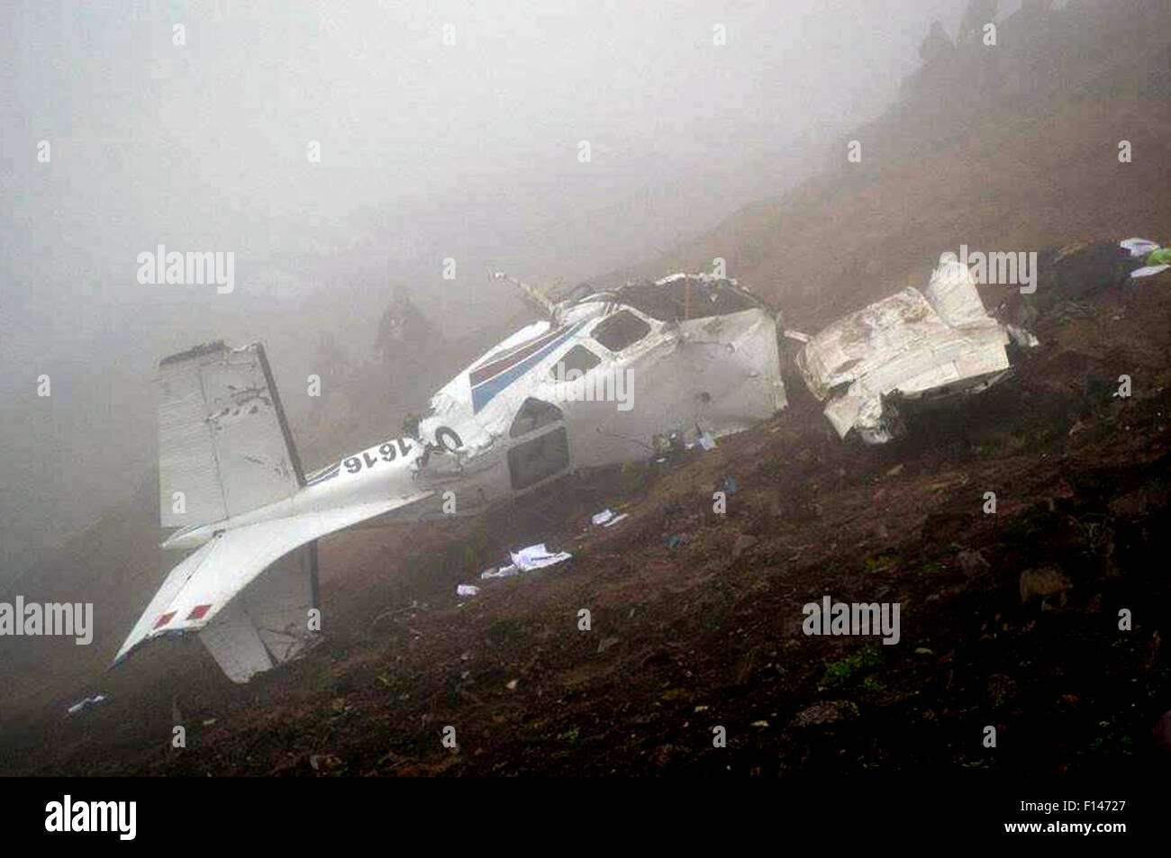 Lima, Peru. 26. August 2015. Retter arbeiten auf dem Gelände eines Flugzeugabsturzes im Stadtteil Villa Maria del Triunfo, Provinz Lima, Peru, am 26. August 2015. Ein Kleinflugzeug mit drei Personen an Bord stürzte am Mittwochnachmittag in einer der Berge, die die peruanische Hauptstadt Lima, mit allen drei Toten umgibt allgemeine Salvador Iglesias, der Leiter der Polizei für Lima angekündigt. Bildnachweis: Diana Marcelo/ANDINA/Xinhua/Alamy Live-Nachrichten Stockfoto