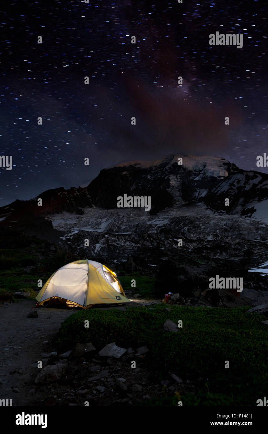 Camping Zelt in der Nacht auf Curtis Grat in der Nacht, Mount-Rainier-Nationalpark, Washington, USA, August 2014. Stockfoto