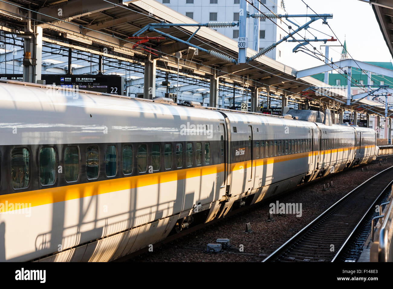Shin Okayama Station in Japan. Blick entlang der Plattform mit einem Shinkansen, Bullet Train, eine N700 Serie Rail Star Express. Stockfoto