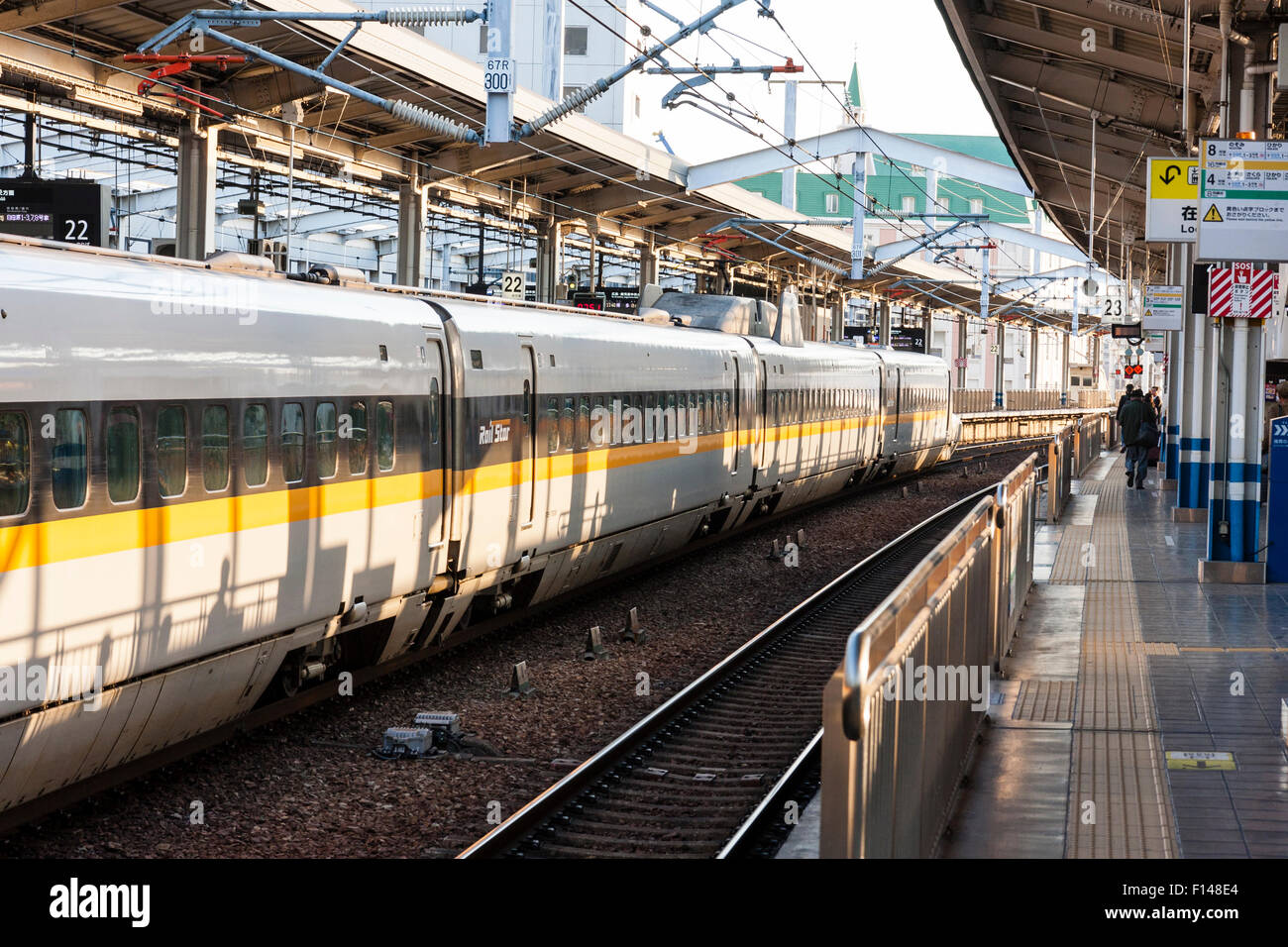 Shin Okayama Station in Japan. Blick entlang der Plattform mit einem Shinkansen, Bullet Train, eine N700 Serie Rail Star Express. Stockfoto