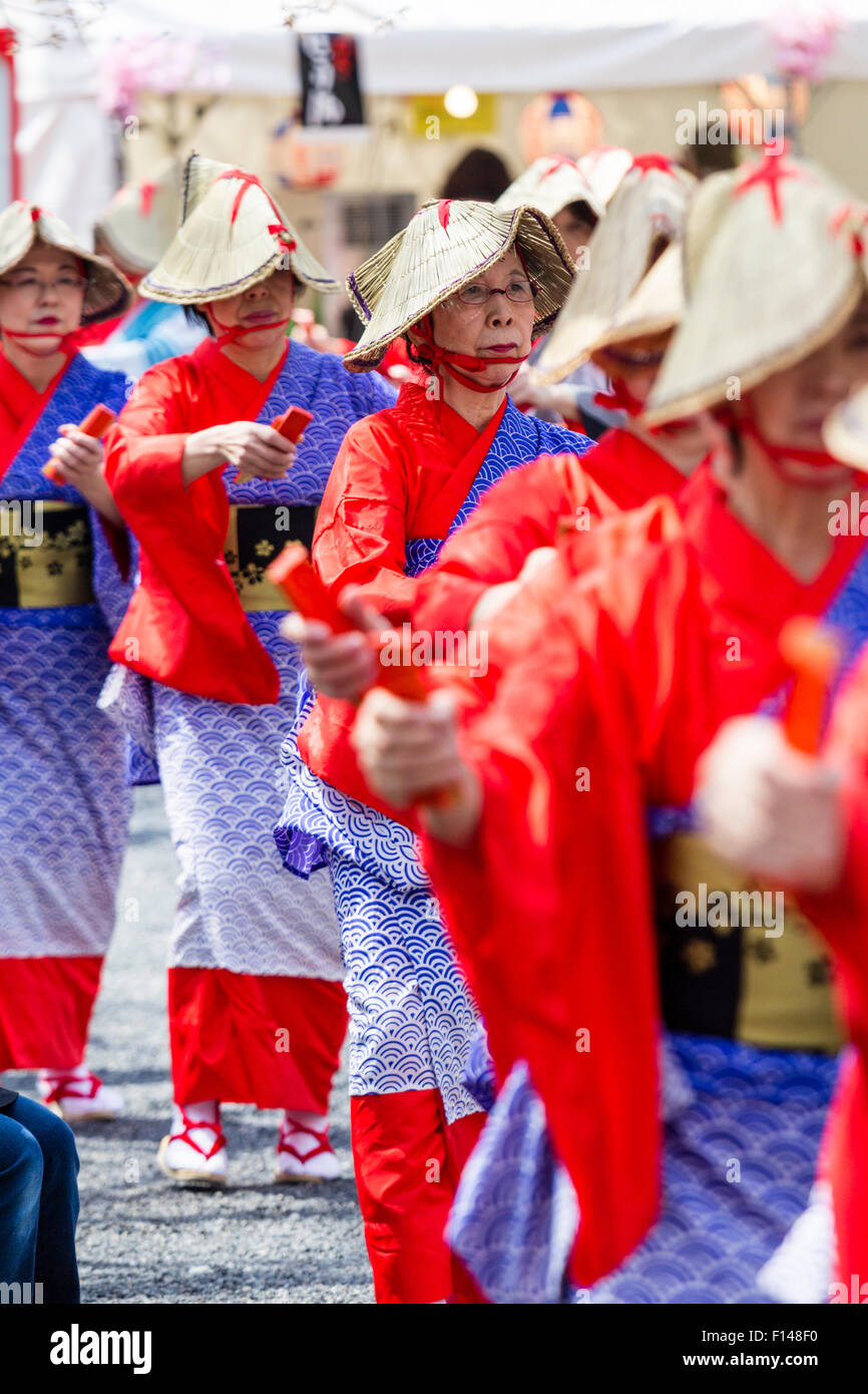 Japan, Tsuyama. Frühling Cherry Blossom Festival in Kakuzan Park Line von Frauen in der Tradition yukata Jacken tragen und Strohhüte, tanzen. Stockfoto