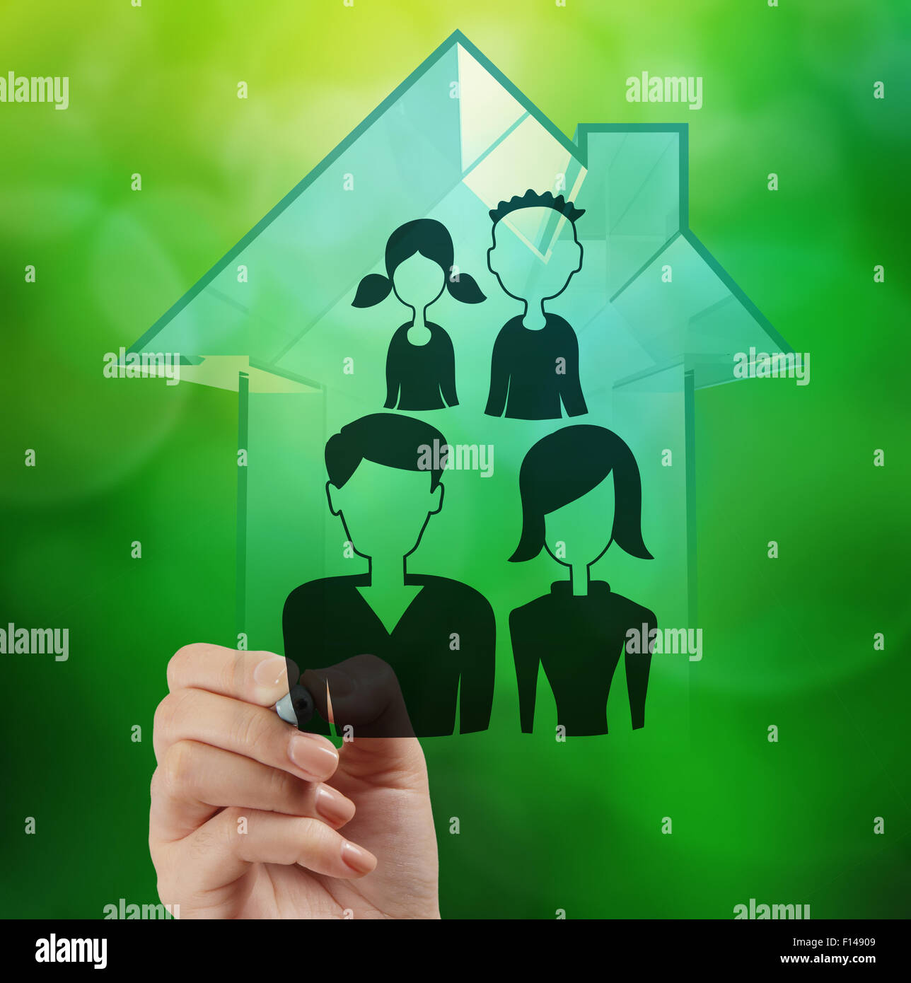 überreichen Sie Zeichnung 3d Haus mit Familie Symbol als Versicherungskonzept Stockfoto