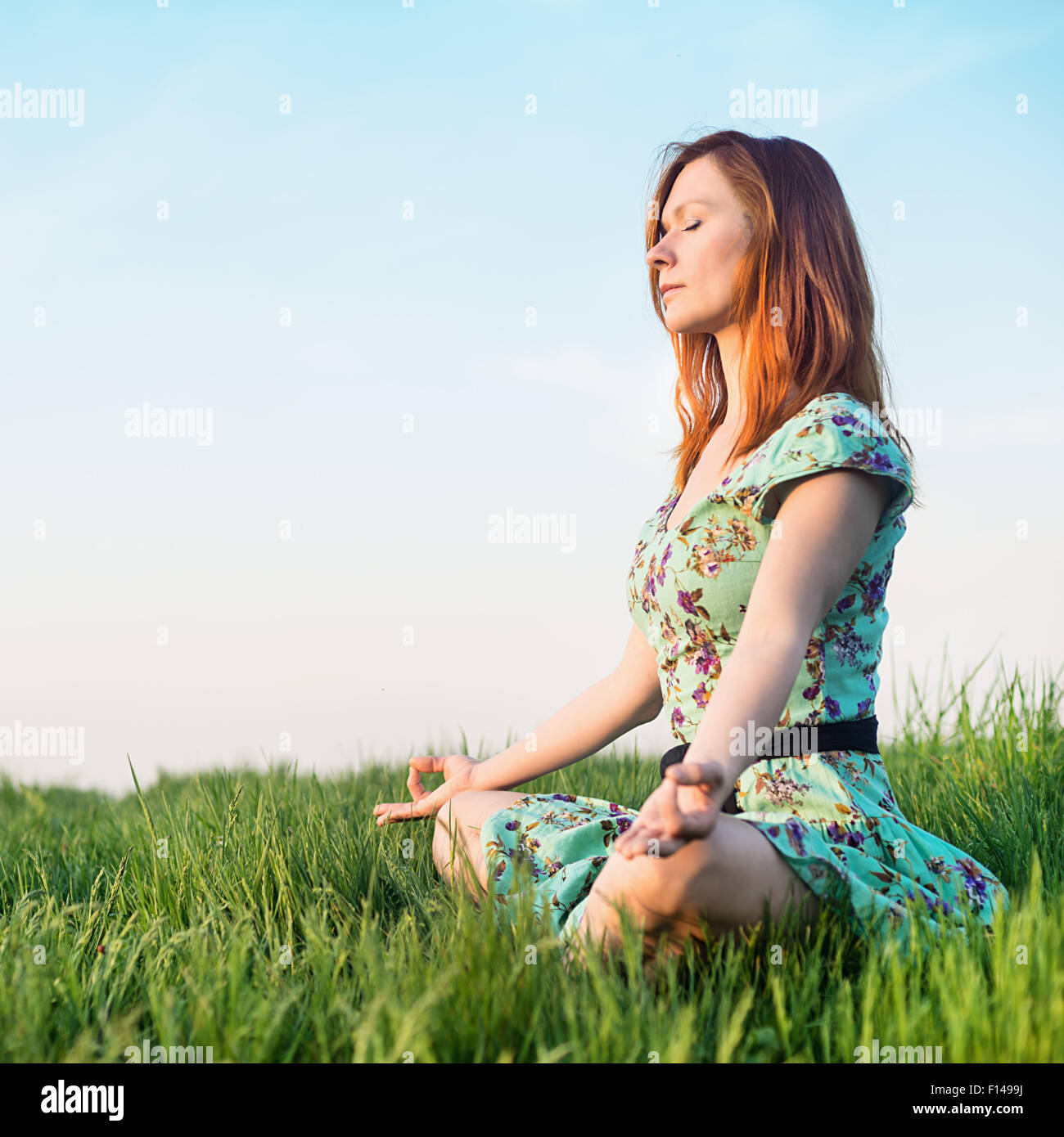 Hübsche Frau meditieren im park Stockfoto