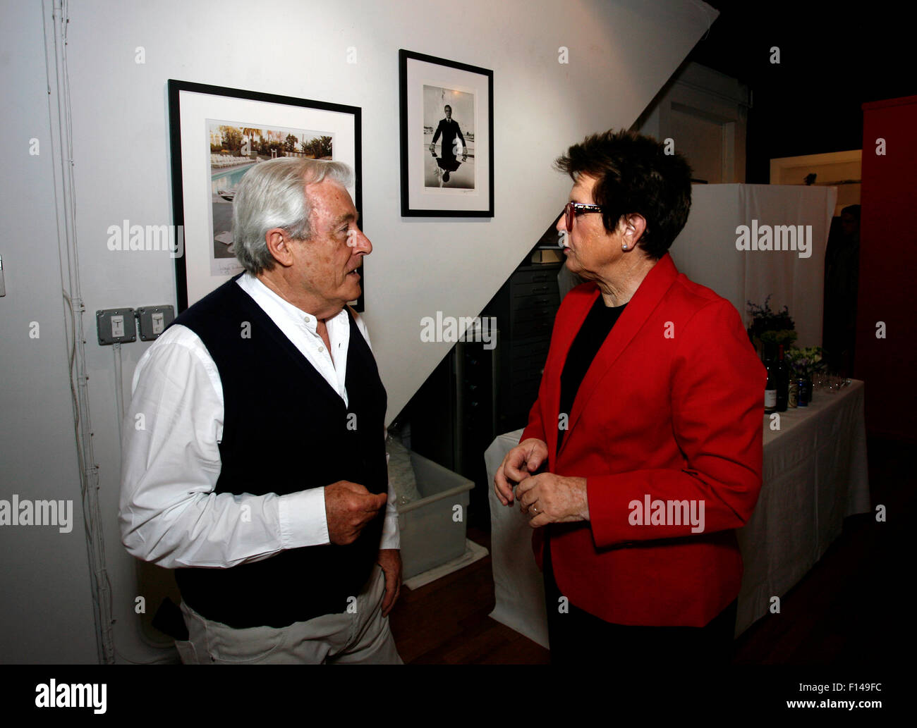 New York, USA. 26. August 2015. Tennis-Legende Billie Jean King spricht mit der britischen fotografischen Legende Terry O'Neil bei einem Empfang in New York Morrison Hotel Gallery in Soho am 27. August 2015.   Die Veranstaltung gesponsert von Citibank war die Förderung einer Show und Buch von O'Neil, der König und andere Prominente in den 70ern und 80ern ausgiebig fotografiert. Bildnachweis: Adam Stoltman/Alamy Live-Nachrichten Stockfoto