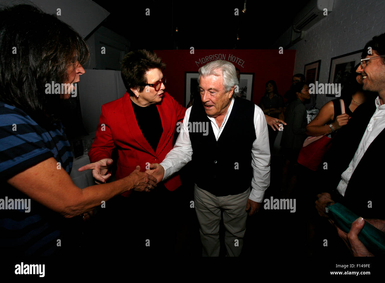 New York, USA. 26. August 2015. Tennis-Legende Billie Jean King spricht mit der britischen fotografischen Legende Terry O'Neil bei einem Empfang in New York Morrison Hotel Gallery in Soho am 27. August 2015.  Die Veranstaltung gesponsert von Citibank war die Förderung einer Show und Buch von O'Neil, der König und andere Prominente in den 70ern und 80ern ausgiebig fotografiert. Bildnachweis: Adam Stoltman/Alamy Live-Nachrichten Stockfoto