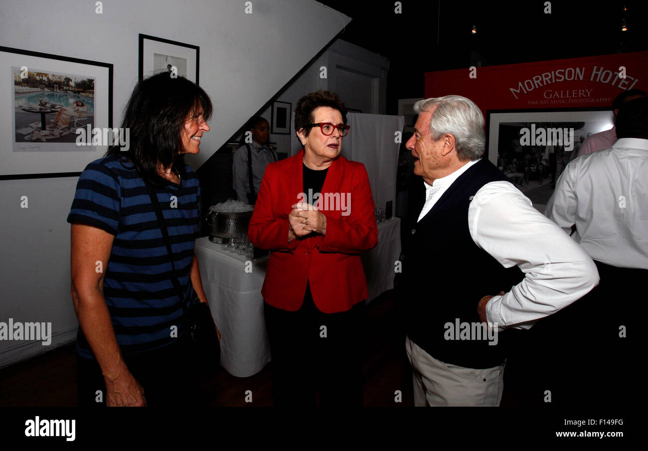 New York, USA. 26. August 2015. Tennis-Legende Billie Jean King spricht mit der britischen fotografischen Legende Terry O'Neil bei einem Empfang in New York Morrison Hotel Gallery in Soho am 27. August 2015. Die Veranstaltung gesponsert von Citibank war die Förderung einer Show und Buch von O'Neil, der König und andere Prominente in den 70ern und 80ern ausgiebig fotografiert. Bildnachweis: Adam Stoltman/Alamy Live-Nachrichten Stockfoto