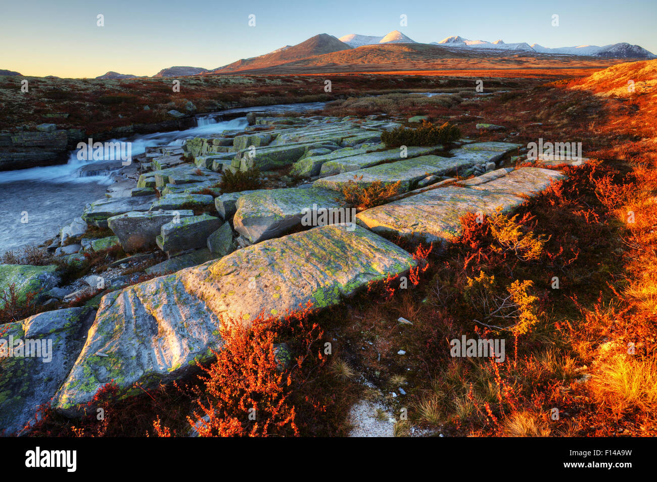 Landschaft und Fluss, Rondane Nationalpark, Norwegen, September 2010. Stockfoto