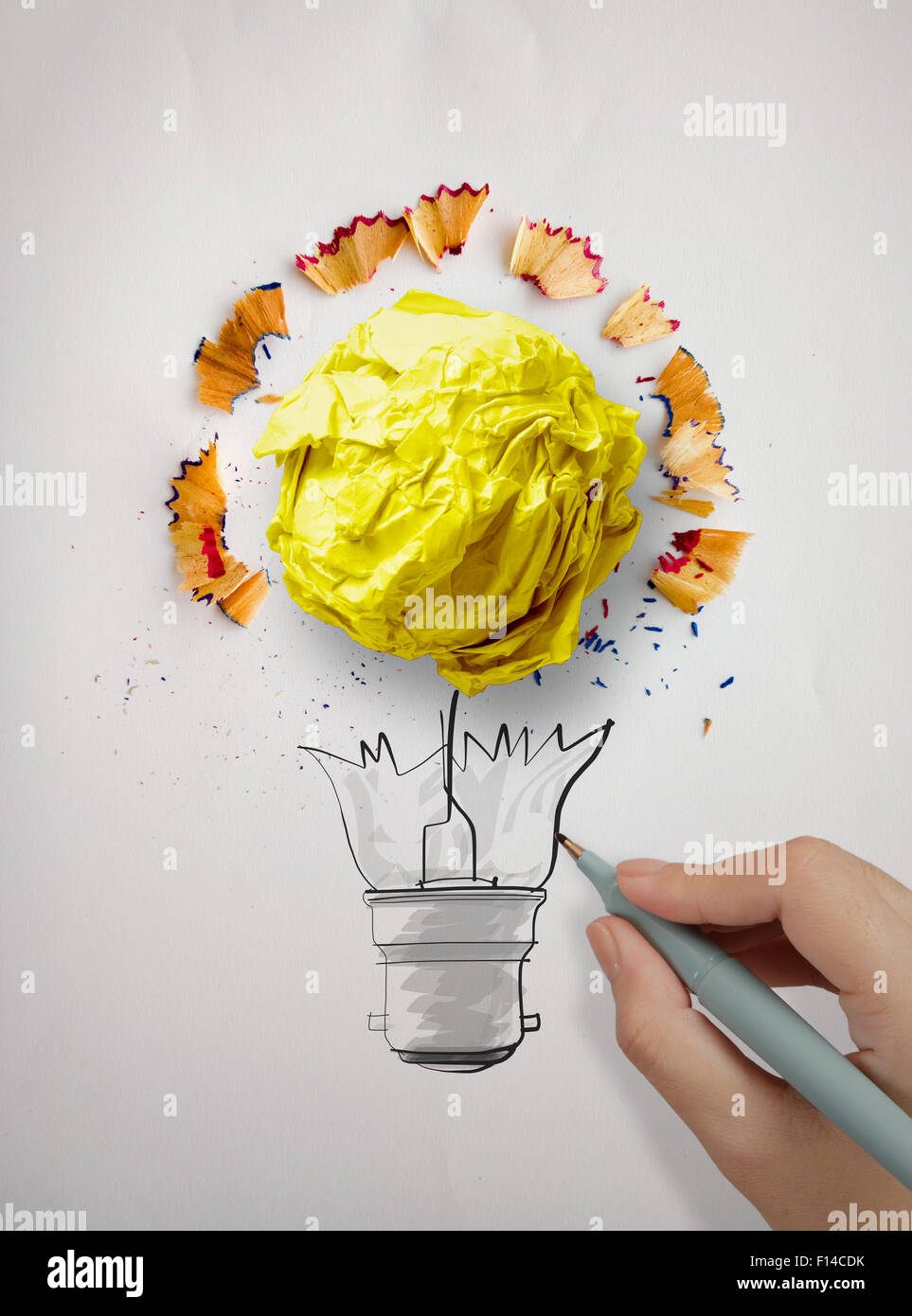 Hand-Zeichnung Glühbirne und zerknittertes Papier mit Bleistift Sägespäne auf Papierhintergrund als kreatives Konzept Stockfoto
