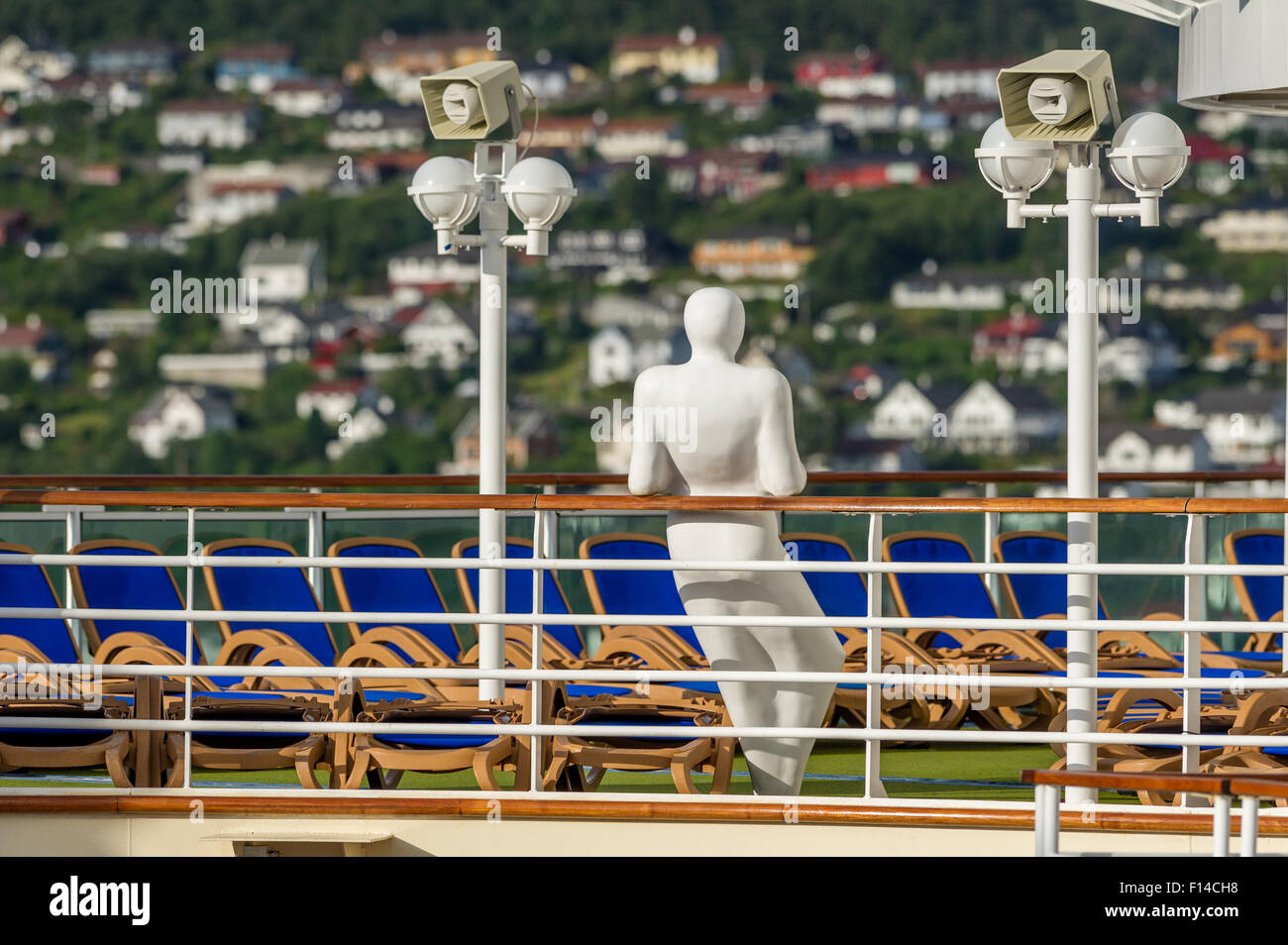 Modell einer Erwachsenen Person an den Schienen an Bord des Kreuzfahrtschiffes P & O Azura gelehnt. Stockfoto