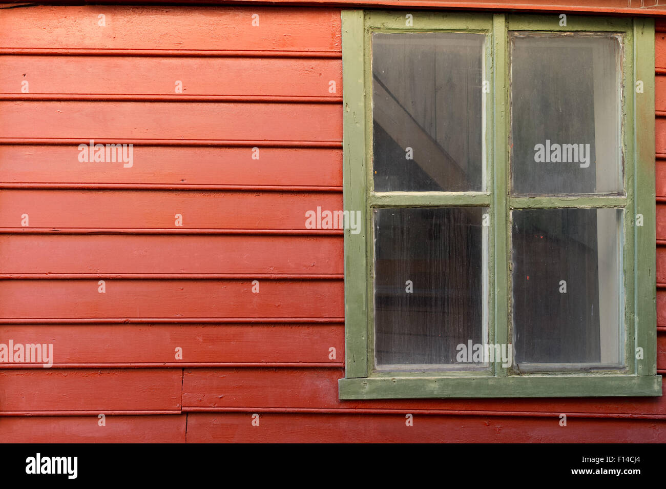 Holz getäfelten Gebäude rot lackiert mit grünen Fenster Stockfoto