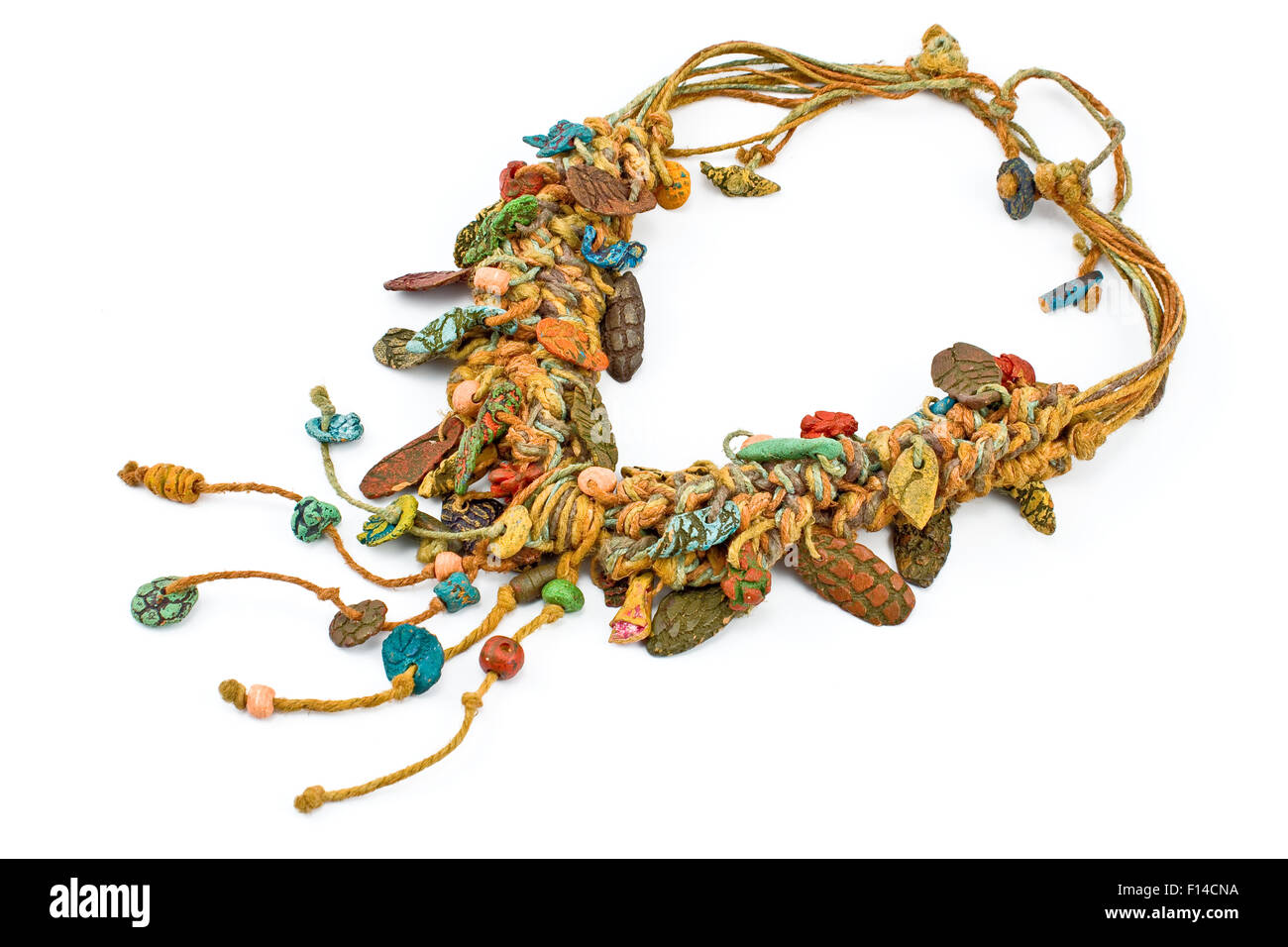 Halskette mit Seilen und isoliert auf mit Keramik Stockfoto