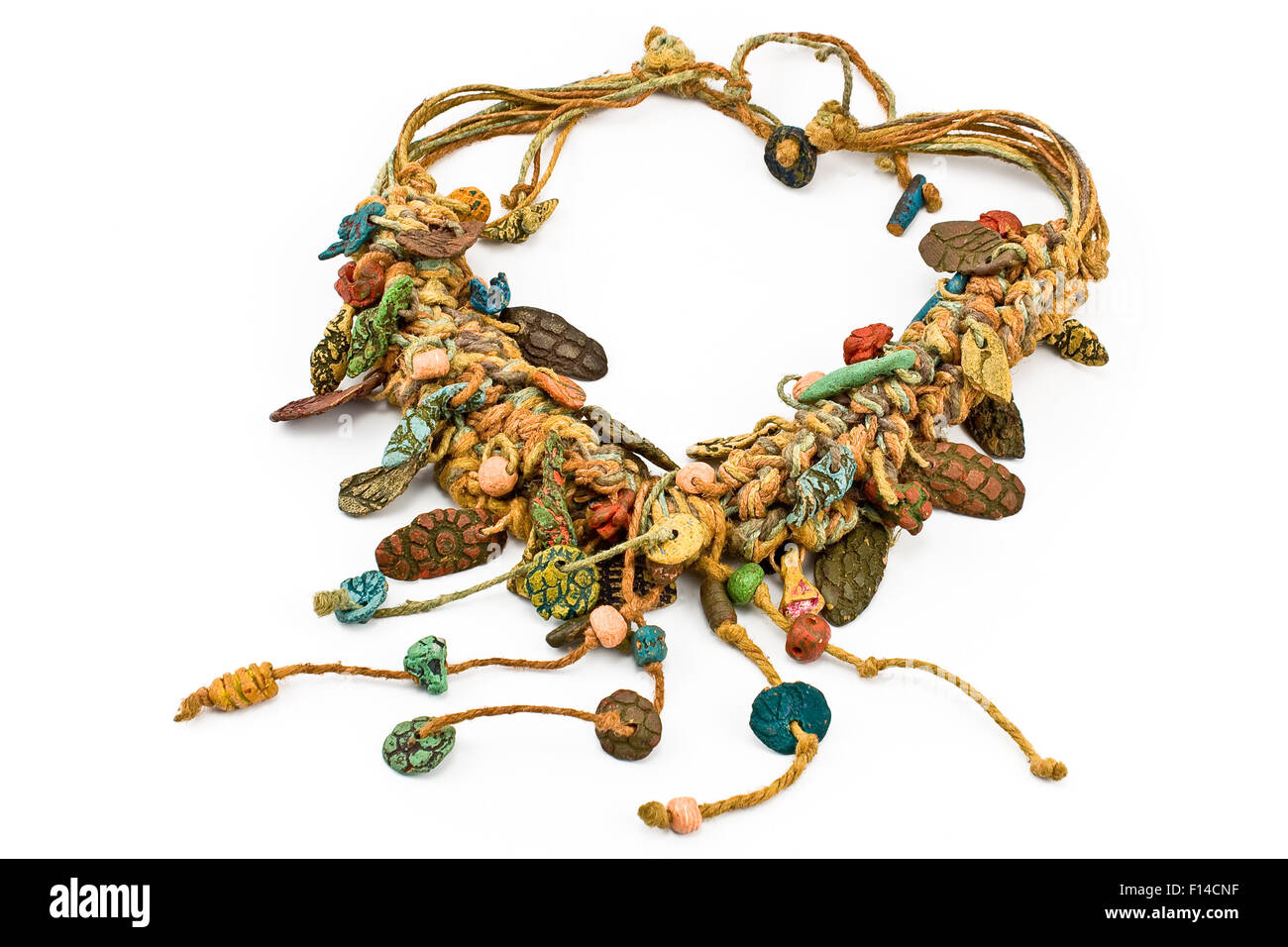 Native Halskette mit Seilen und isoliert auf mit Keramik Stockfoto