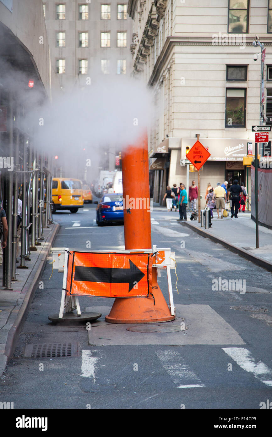 Steam Dampf wird durch einen typischen Con Edison orange Stapel gelüftet Stockfoto