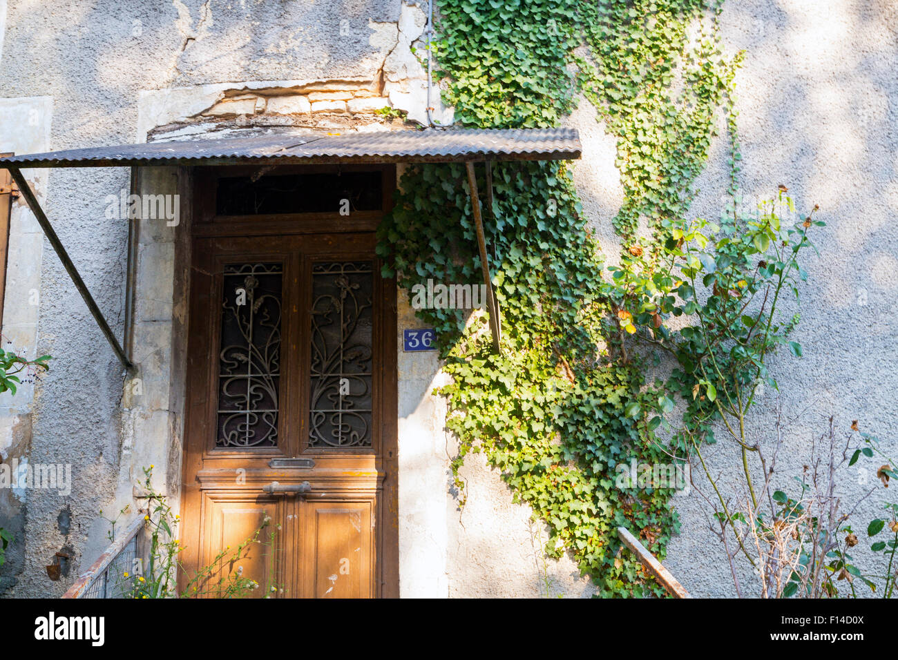 Tür auf French House, Aigre, Charente Maritime, Süd-west Frankreich Stockfoto