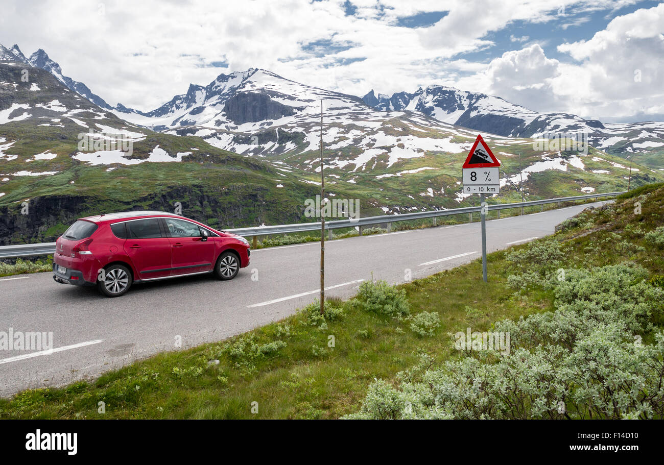 Kfz absteigend die Bergstraßen über Skjolden in Norwegen. Stockfoto