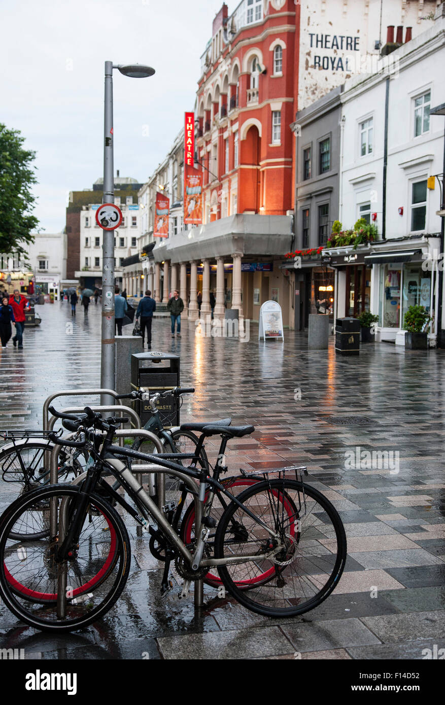 Fahrräder im Regen von Theater Theater Royal Brighton Stockfoto