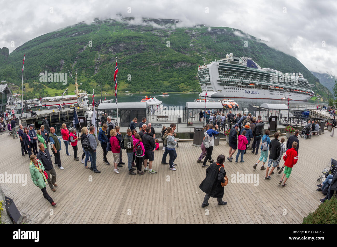 Passagiere, die Schlange um Board Ausschreibung Boote zum P & O Kreuzfahrtschiff Azura, ausgeschrieben in Geiranger, Norwegen zu Stockfoto