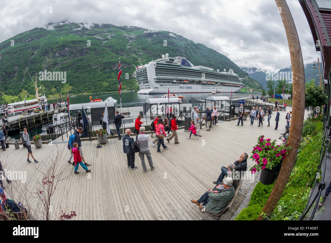 Passagiere, die Schlange um Board Ausschreibung Boote zum P & O Kreuzfahrtschiff Azura, ausgeschrieben in Geiranger, Norwegen zu Stockfoto